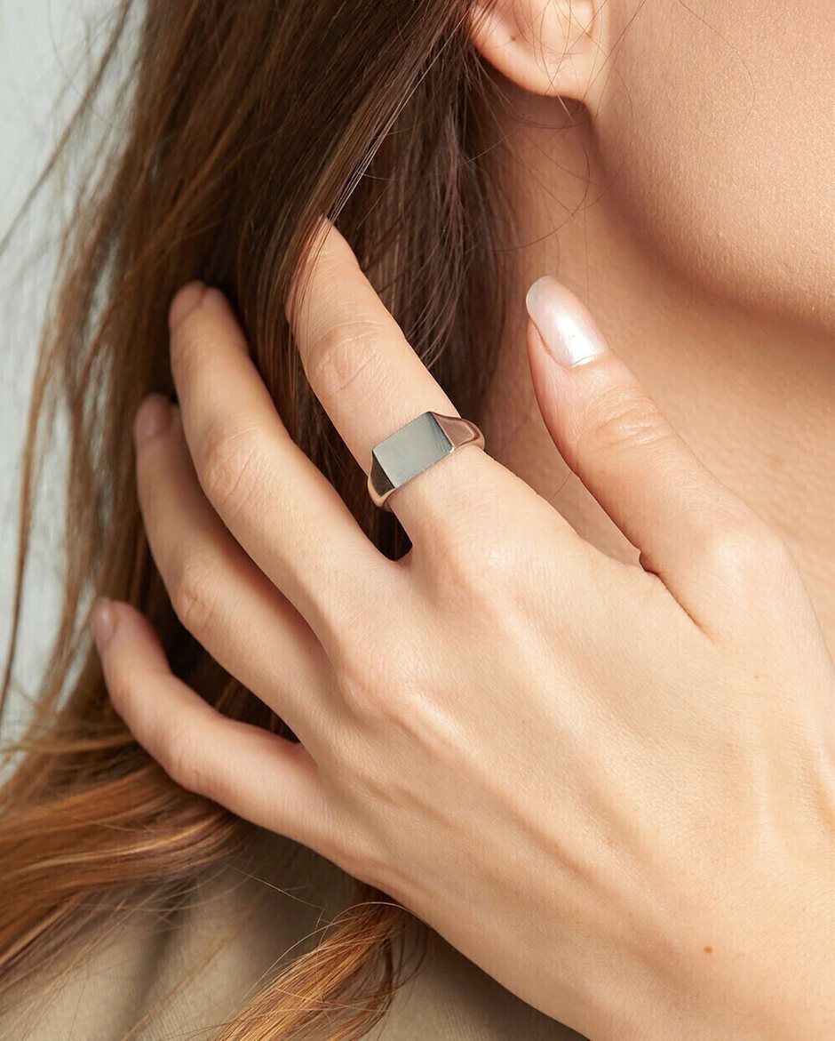 Velmont Minimal Rectangle Ring, lifestyle photo on hand